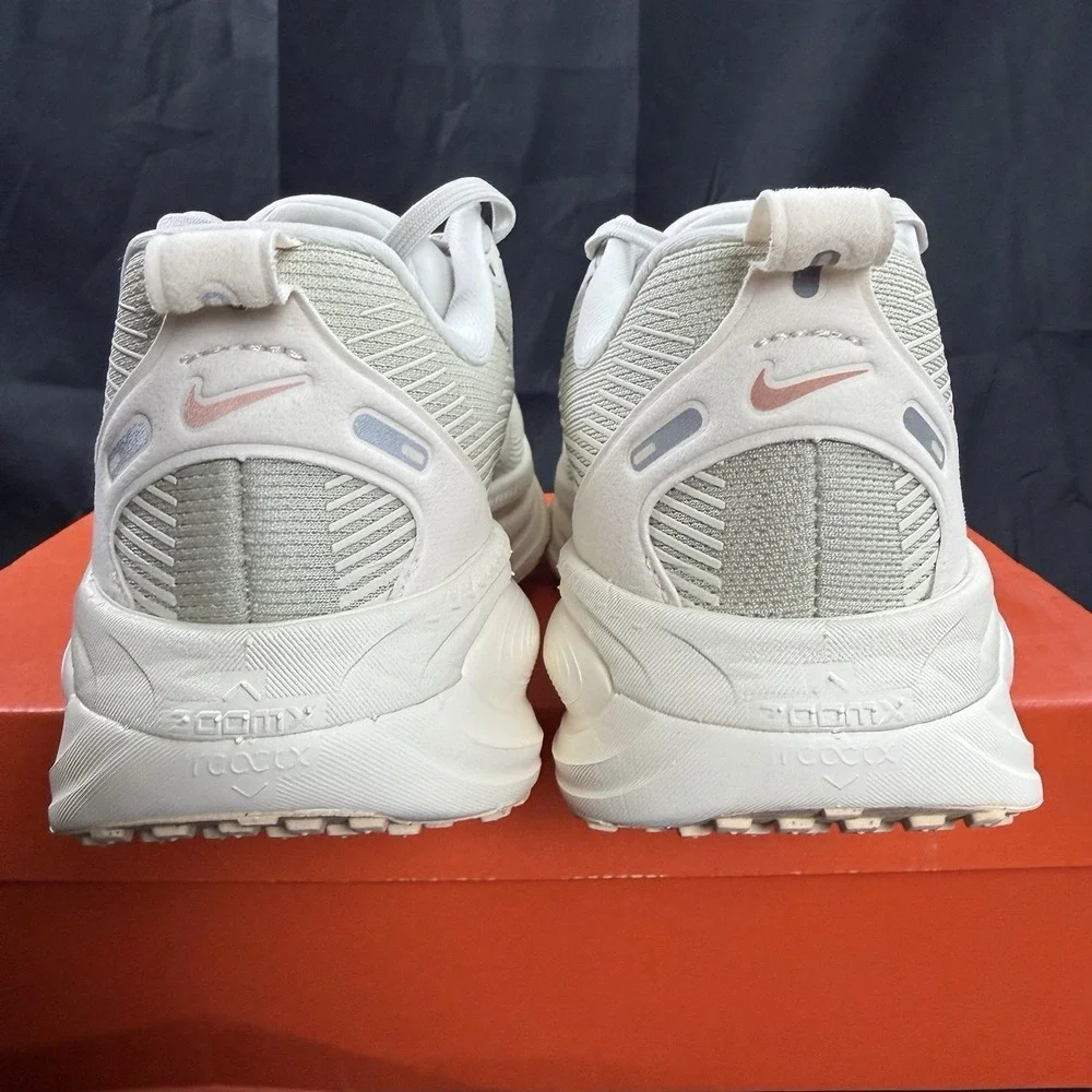 Size 7 Nike Vomero 18 Light Bone Metallic Silver Women's Running Shoes Men's 5.5